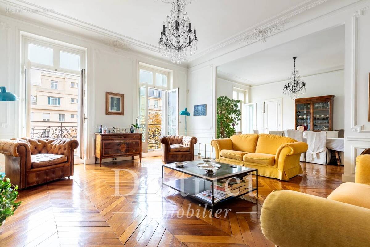 Appartement à PARIS-8E