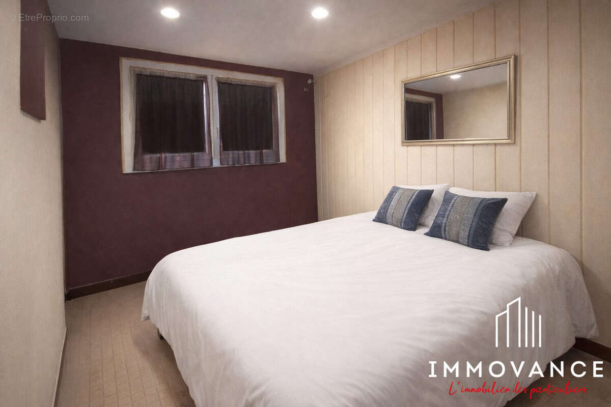 IA pour les luminaires au plafond ainsi que la disposition du lit - Maison à MEZE