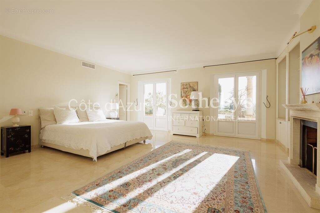 La Colle sur Loup, villa de 398 m² avec piscine chauffée proche de Saint Paul de Vence - photo 8