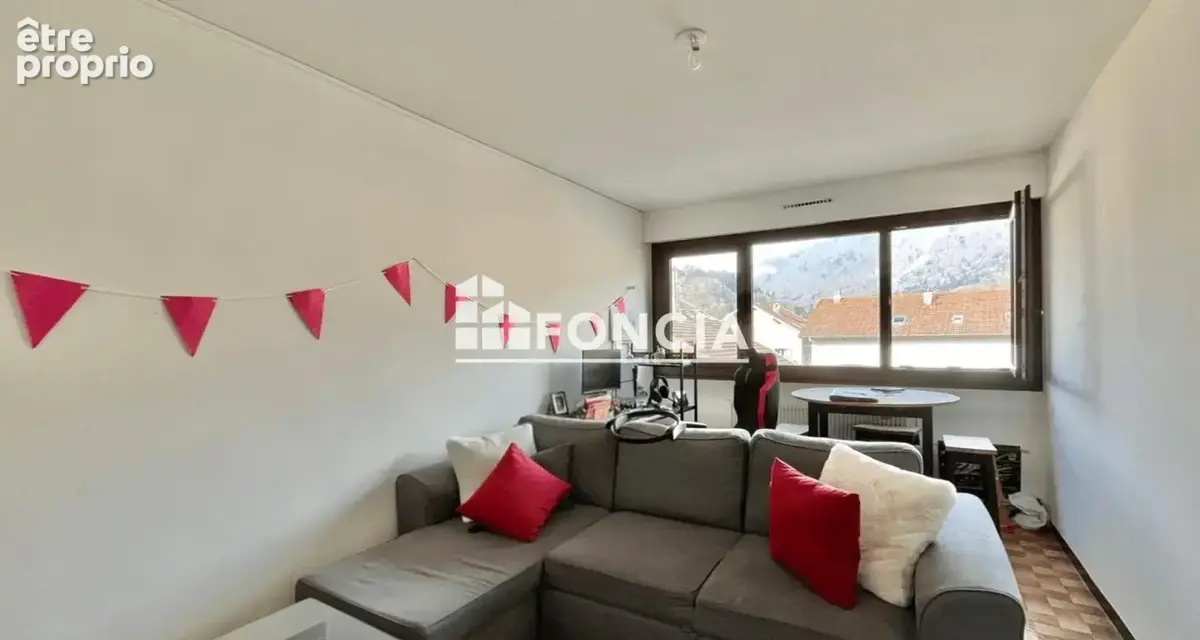 MARIGNIER : Appartement T2 + Cave + Garage - photo 2