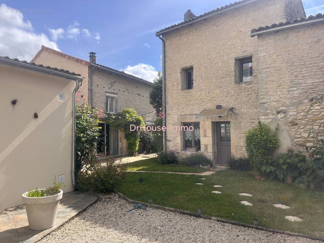 Maison à NEUVILLE-DE-POITOU