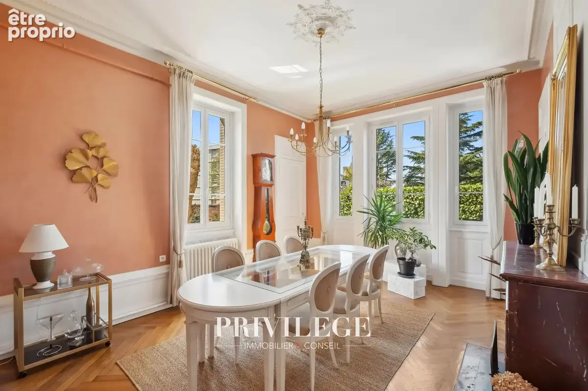 Vernay - Maison de ville 250m2 avec jardin proche de toutes commodités - photo 10