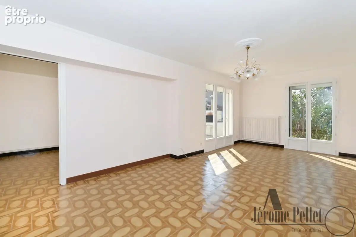 Communay - Les Chanturières :  Maison familiale 4 chambres avec jardin - photo 3