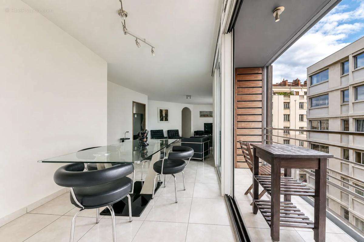 LYON 7 - Place JEAN MACE -Appartement T4 de 89 M2 - - photo 3