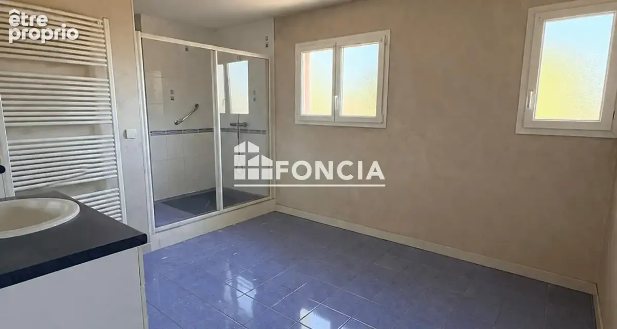 Saint-André-sur-Vieux-Jonc – Maison familiale avec logement indépendant, double garage et terrain arboré - photo 9