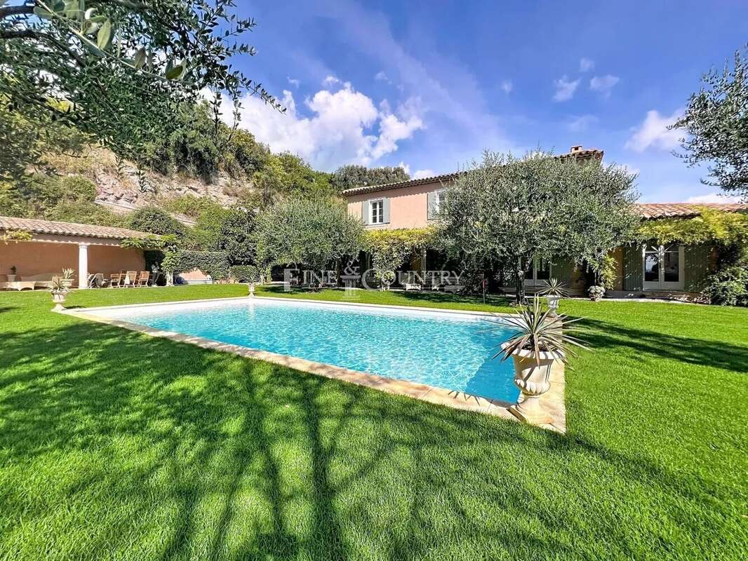 Maison à CHATEAUNEUF-GRASSE