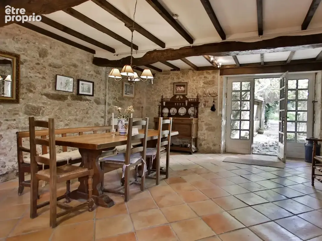 Ancien moulin au bord d'un lac - photo 8