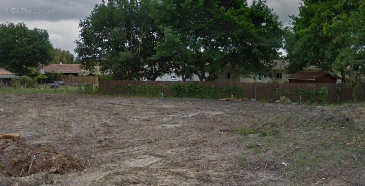 Terrain à PARENTIS-EN-BORN