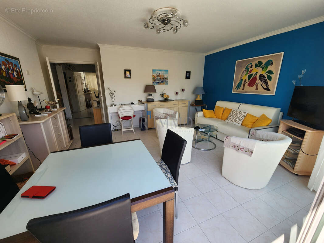 St raphael centre ville - t2 54m2 + garage et cave - photo 5