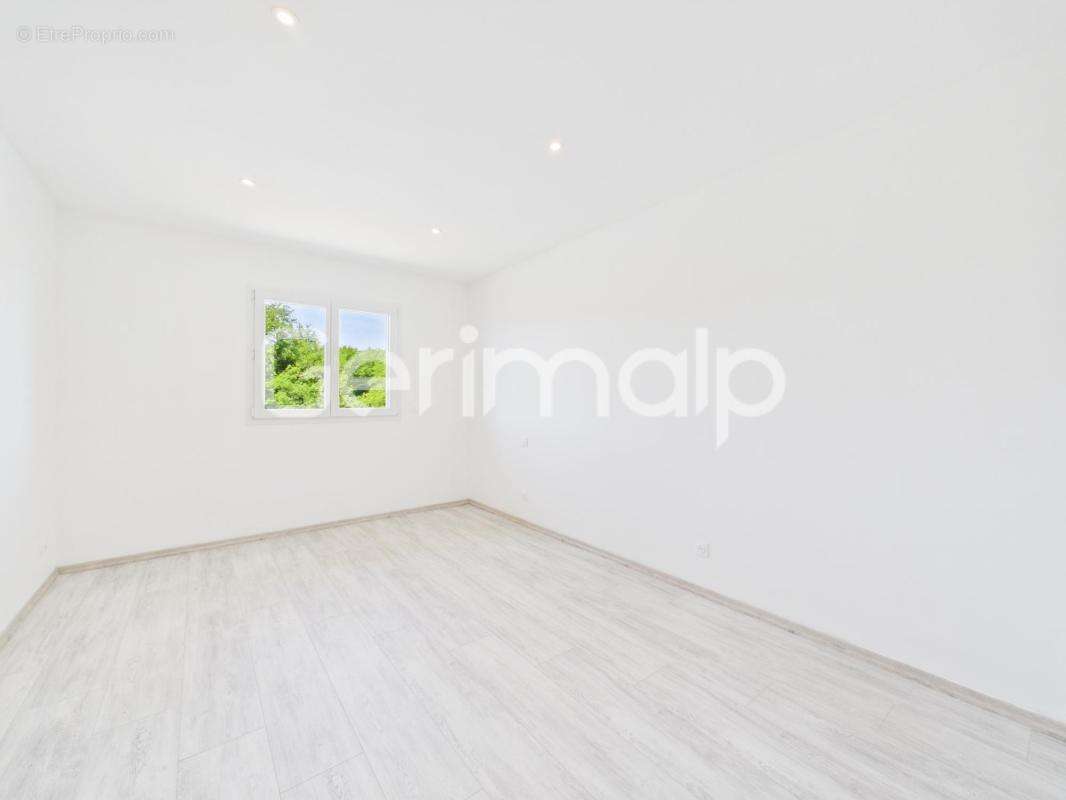 Vente - Maison - 5 pièces + cuisine - 130 m² - 535 000 € - - photo 11