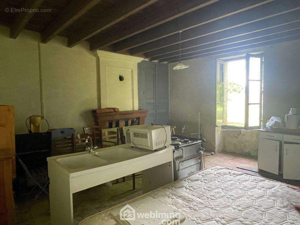 ... également avec cheminée, poutres apparentes et tommette. - Maison à CERSAY