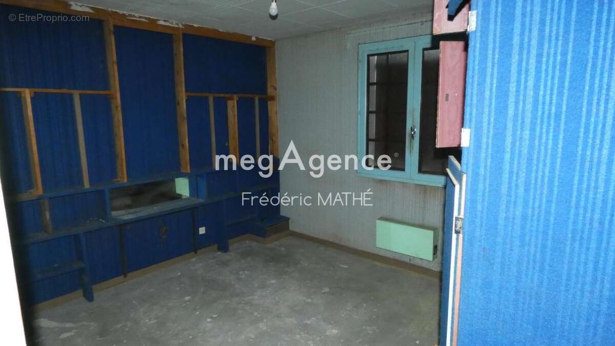 Maison de plain-pied avec dépendances et jardin - photo 8