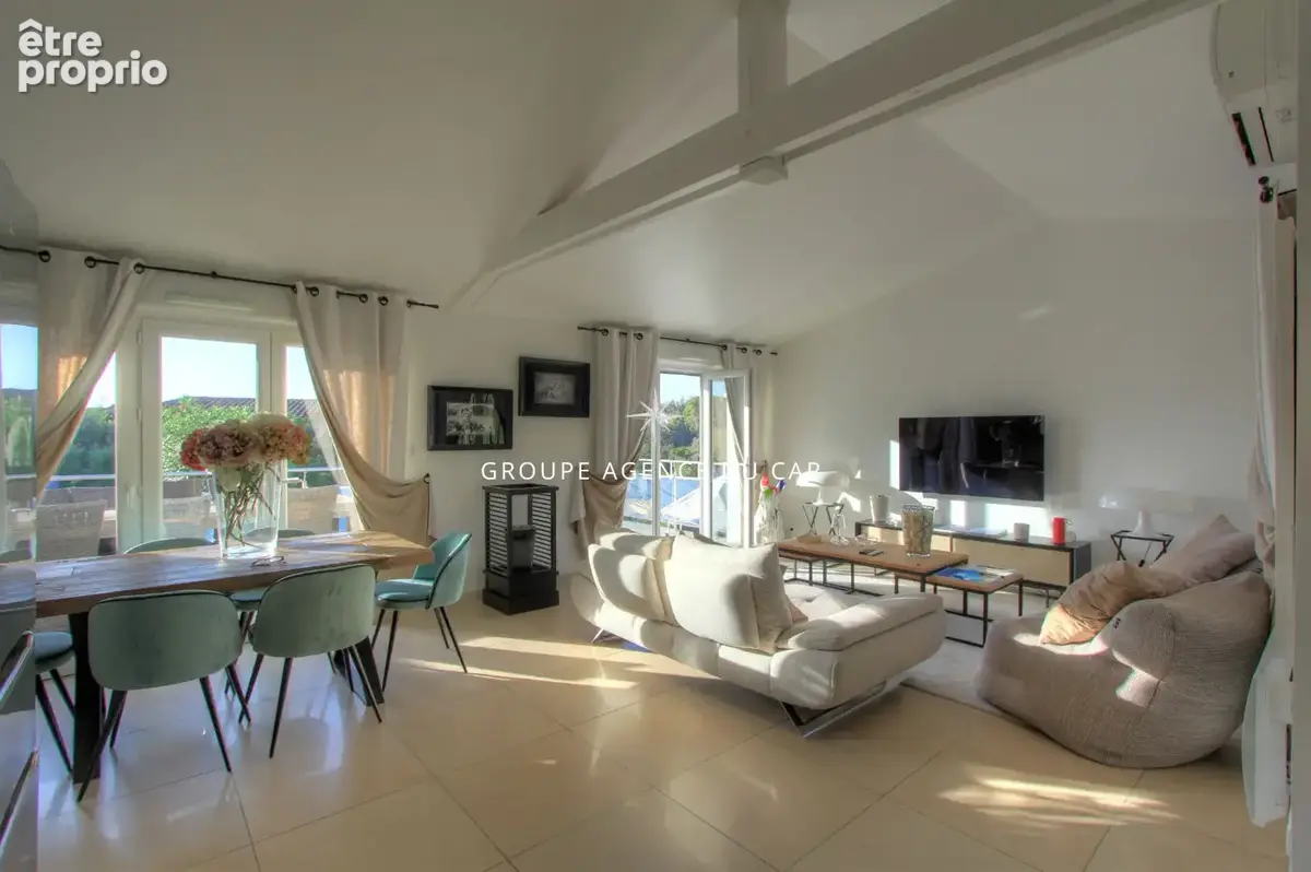 À vendre villa de 150 m² 5 pièces avec une jolie vue mer sur le golfe de saint-tropez et les collines, avec piscine et parking,  - photo 4