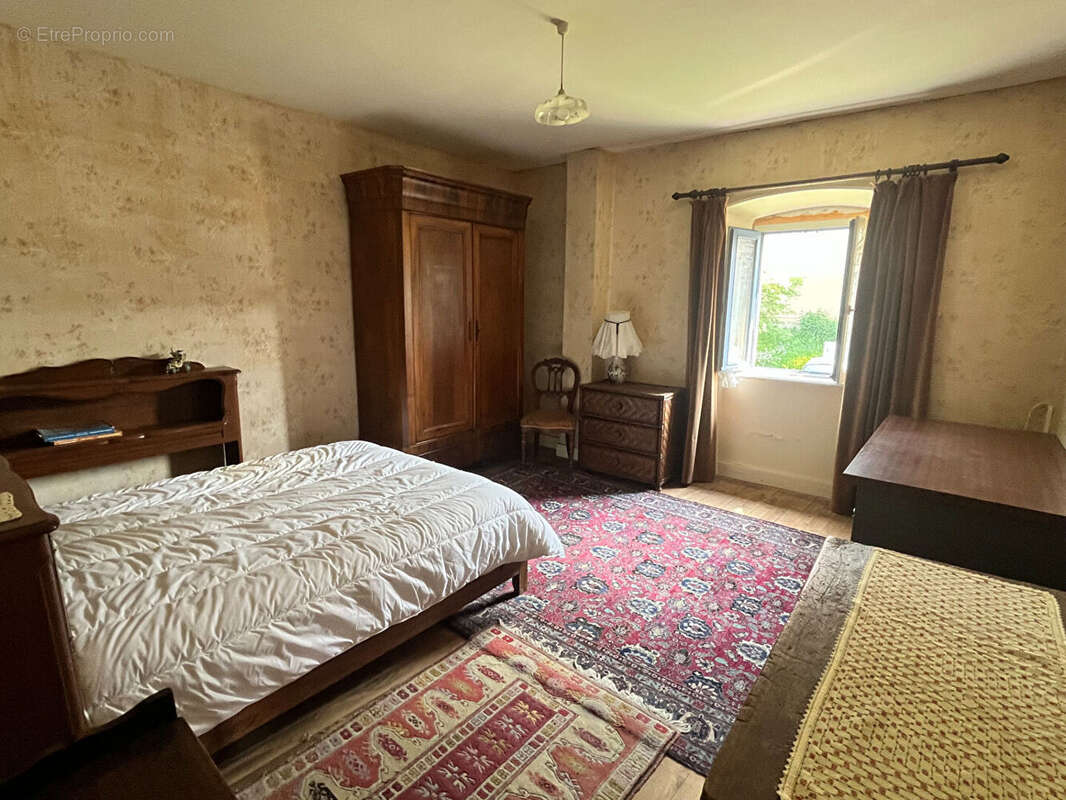 Maison à SIAUGUES-SAINTE-MARIE