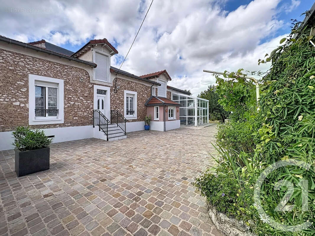 Maison 300 m² à Combs-La-Ville  - photo 24