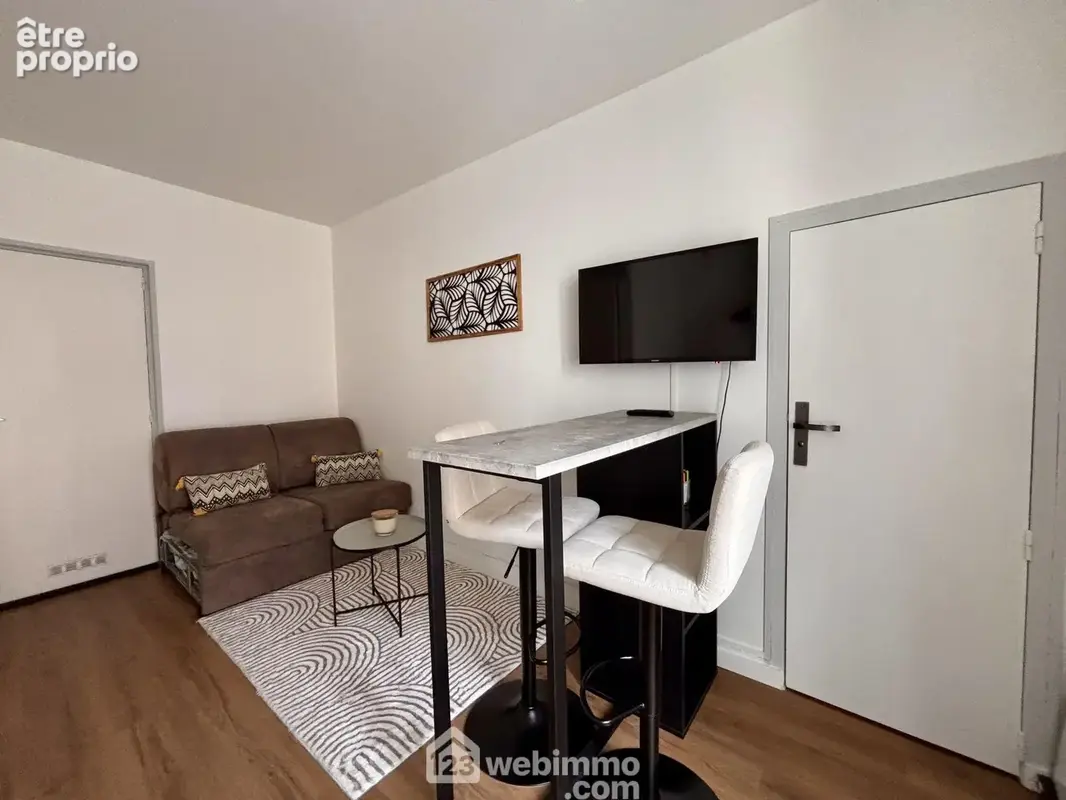 En RDC surélevé, le studio n°1 offre 12,93 m2,