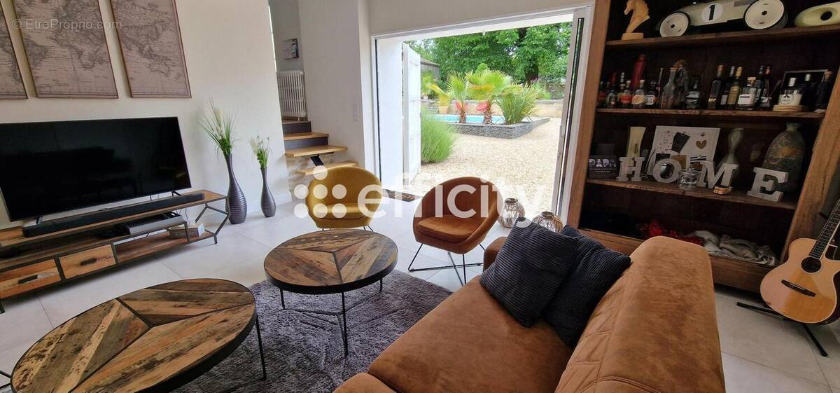 Maison à SAINT-GENIS-D&#039;HIERSAC