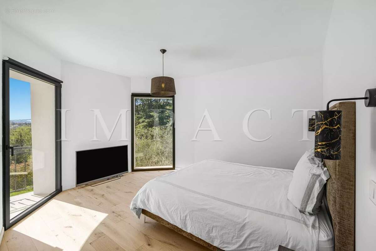 Maison à CHATEAUNEUF-GRASSE