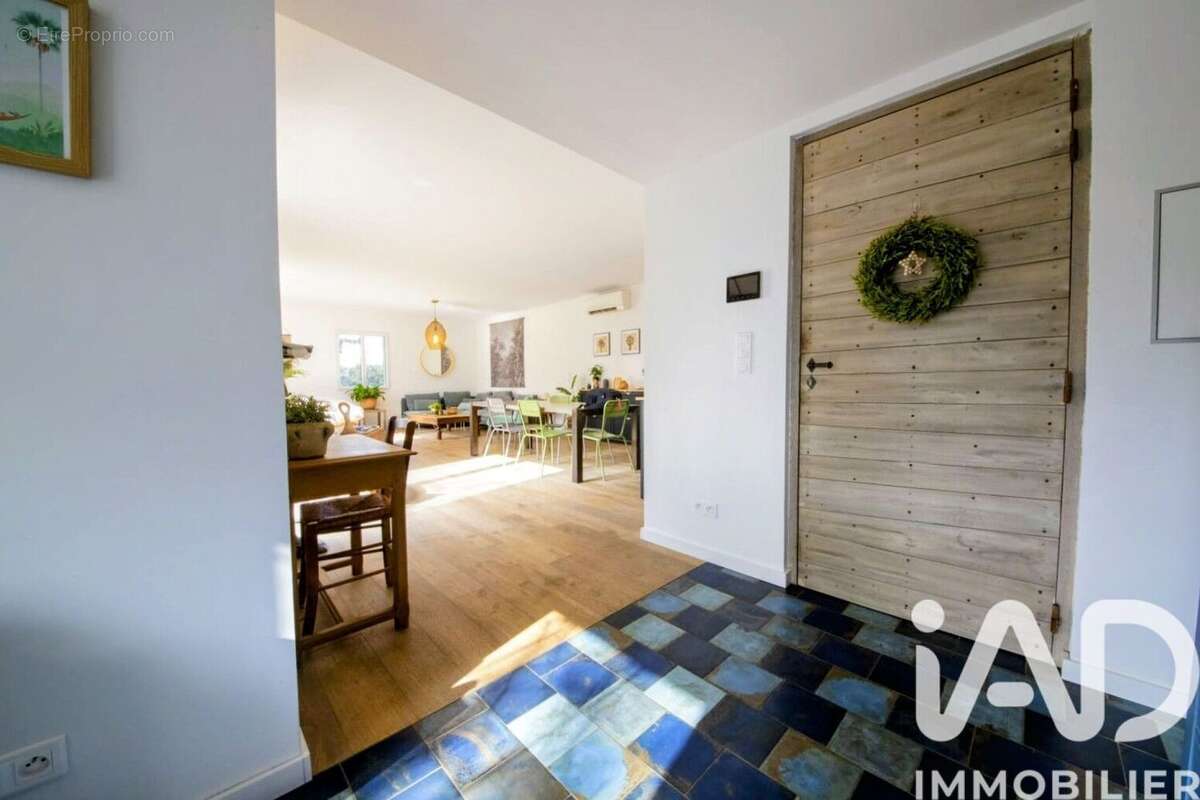 Maison 138 m² à La Roque-Sur-Pernes  - photo 8