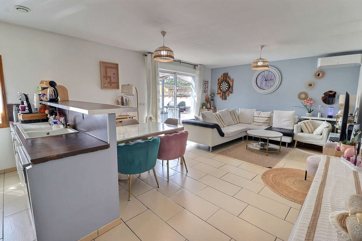 Maison à ENTRAIGUES-SUR-LA-SORGUE