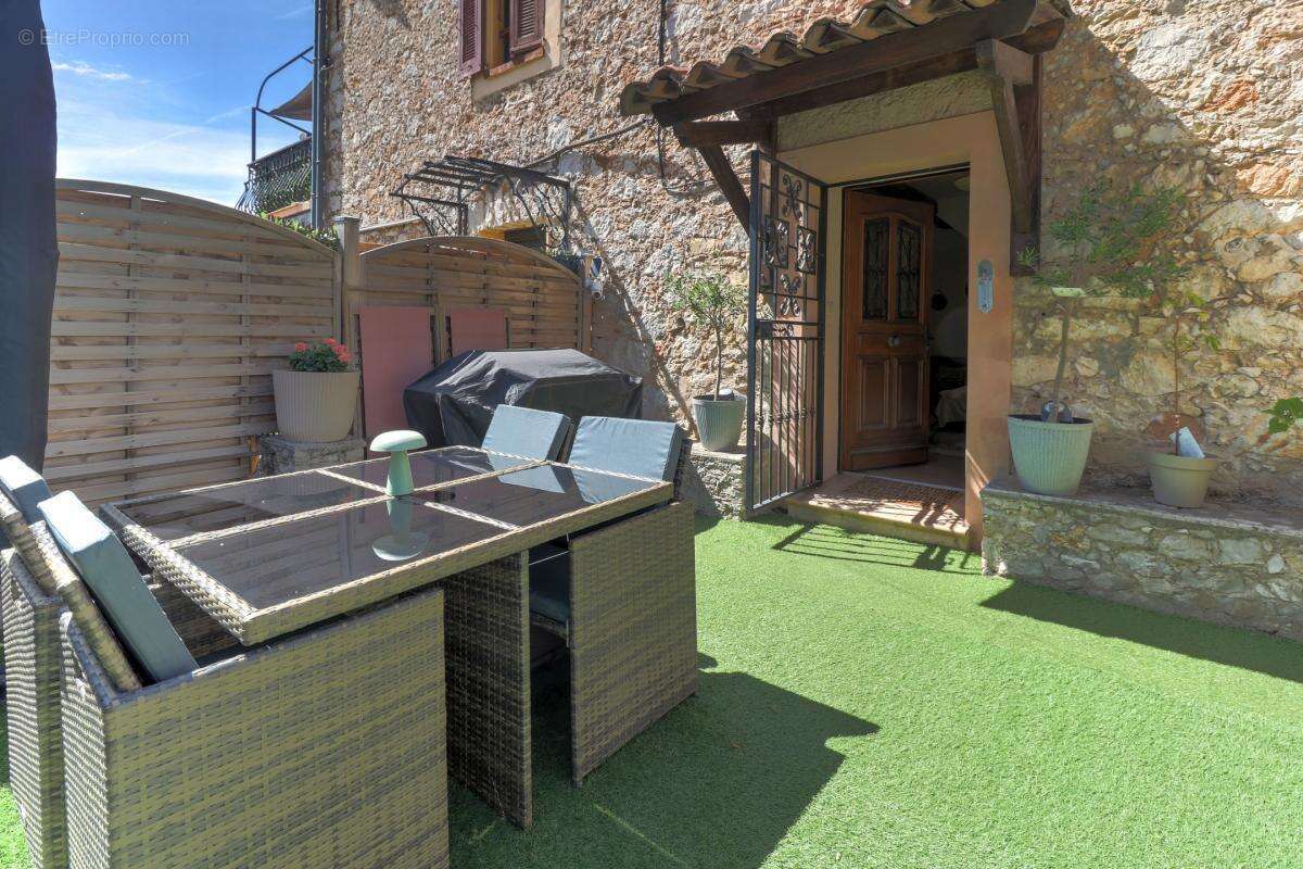 Maison à CHATEAUNEUF-VILLEVIEILLE
