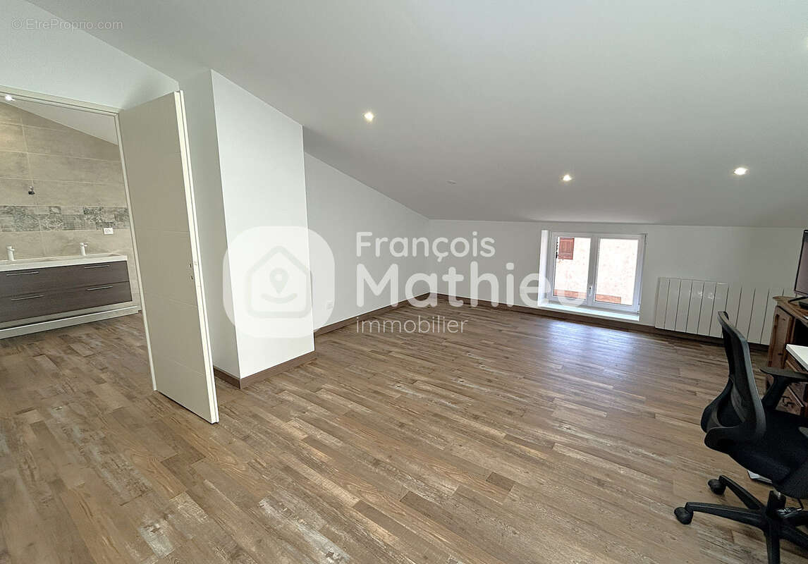 Châtillon-sur-Chalaronne - Appartement de standing T6 d'environ 196m2 (245m2 au sol) en plein centre. - photo 10