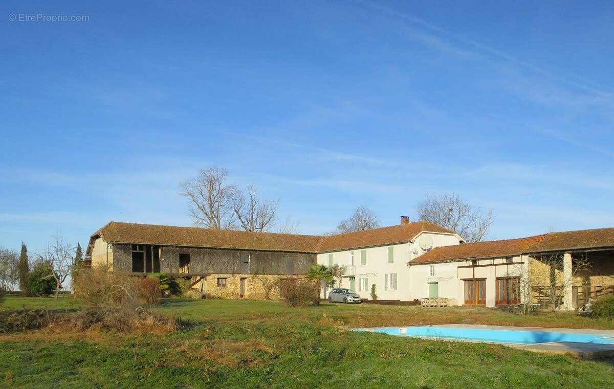 Maison en pierre dans les Hautes-Pyrénées, emplacement isolé, vue montagne, gîte, granges, piscine, vue de la maison.Stone farmhouse in Hautes Pyrenees, secluded location, mountain view, gite, pool, barn,front of property - Maison à TOURNAY