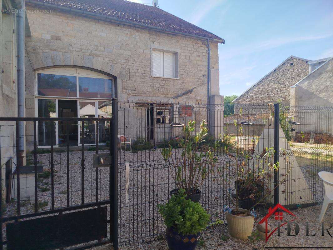 Ensemble immobilier compose de 3 maisons - photo 4