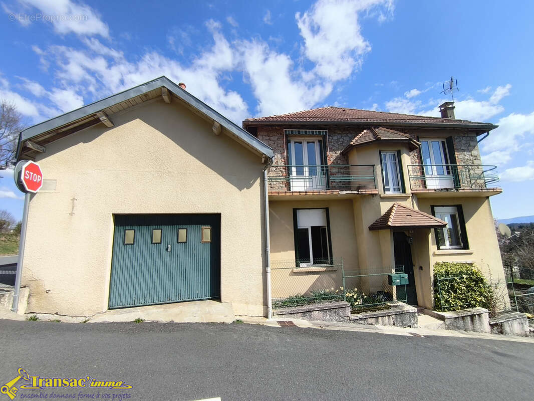 À Saint Rémy sur Durolle proche du plan d'eau, belle maison familiale 6 pièces avec 2 garages. - photo 21