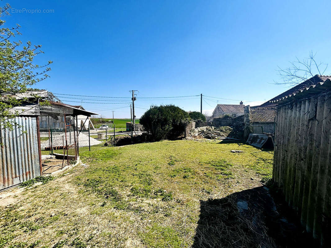 Terrain Constructible à Melz Sur Seine 1761 m2 - photo 4