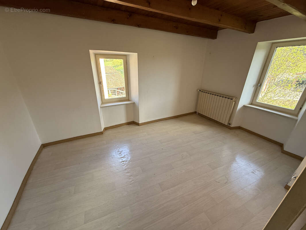 Maison à SAINT-VICTOR-ET-MELVIEU