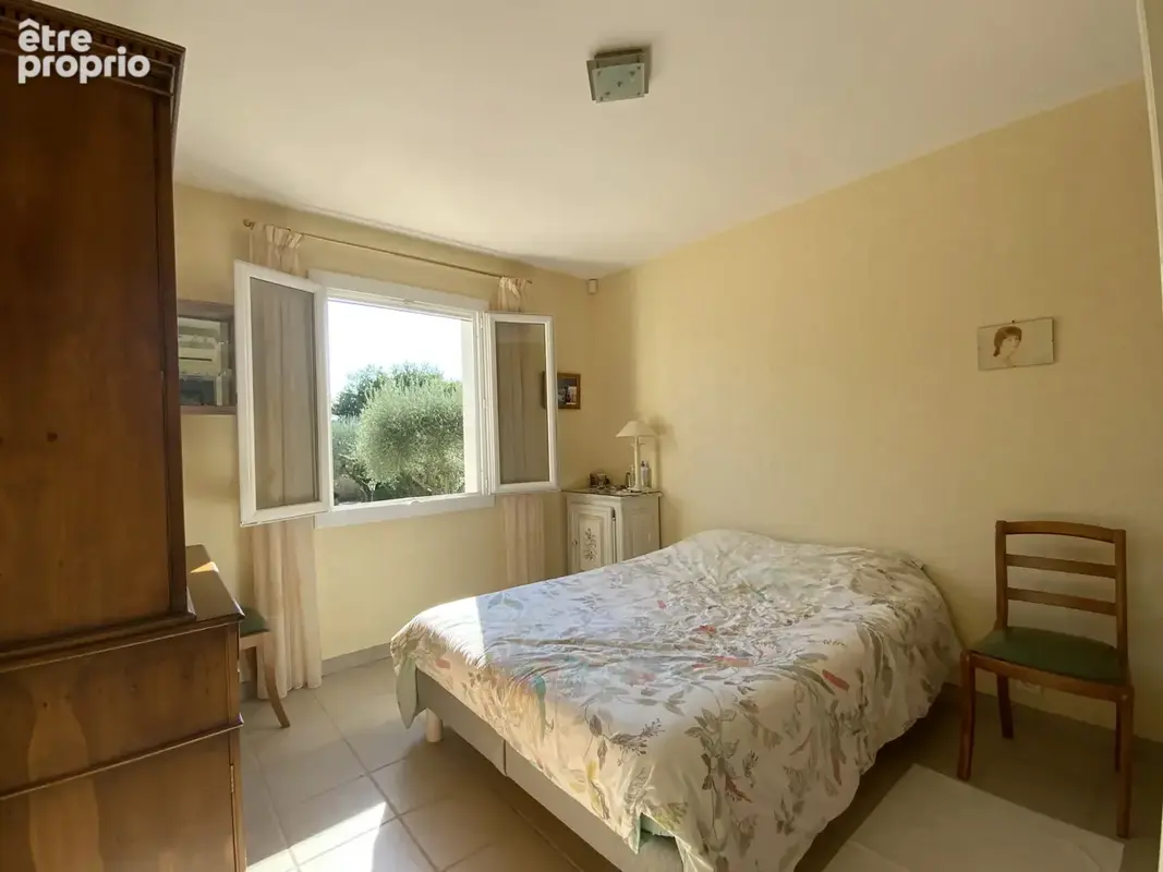 Uzès, Villa de plain pied sur terrain arboré avec piscine. - photo 9