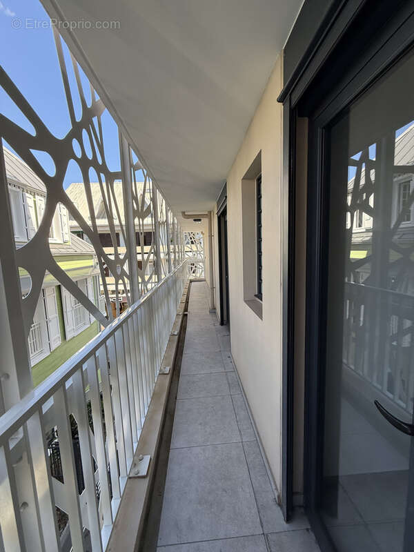 F4 de 78  m2 et terrasse 19 m2 en centre ville Saint Denis. - photo 8