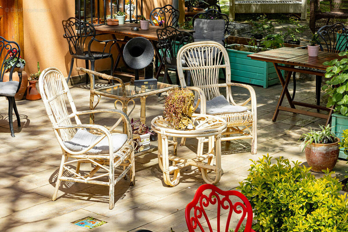 Commerce à L'ISLE-SUR-LA-SORGUE