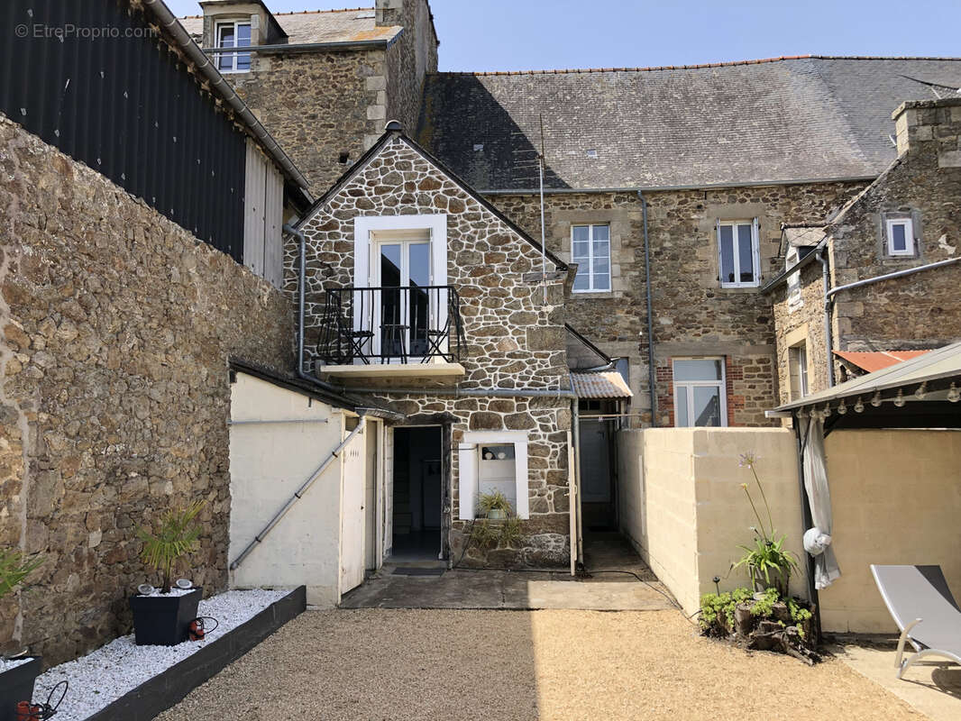 A vendre - soquet immobilier - ensemble de 2 maisons mitoyennes  gite+ local commercial  - plancoet centre - photo 11