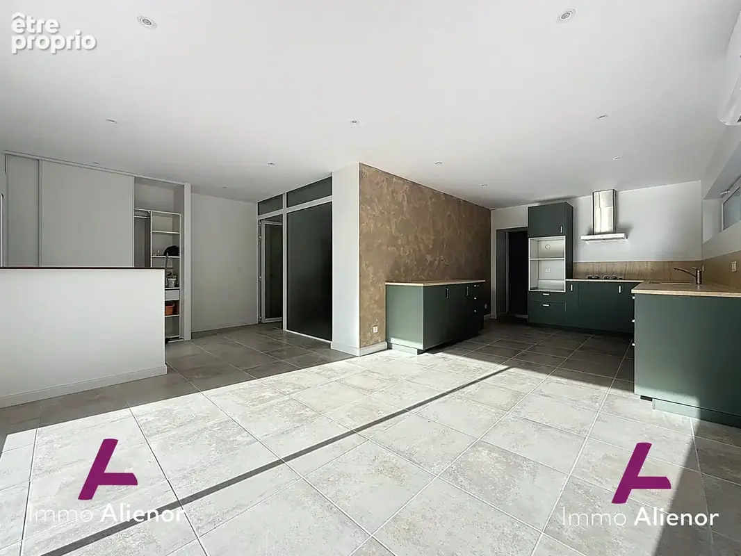 Maison 164 m² à Saint-Georges-Des-Coteaux  - photo 5