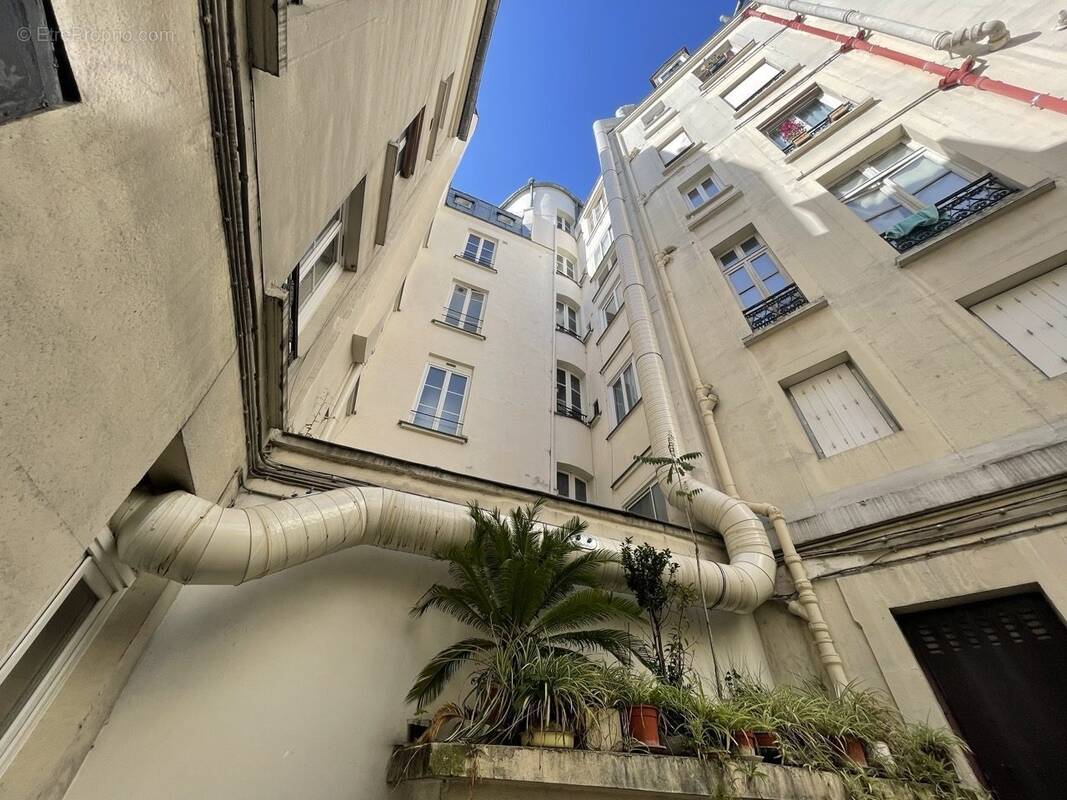 Autre à PARIS-11E