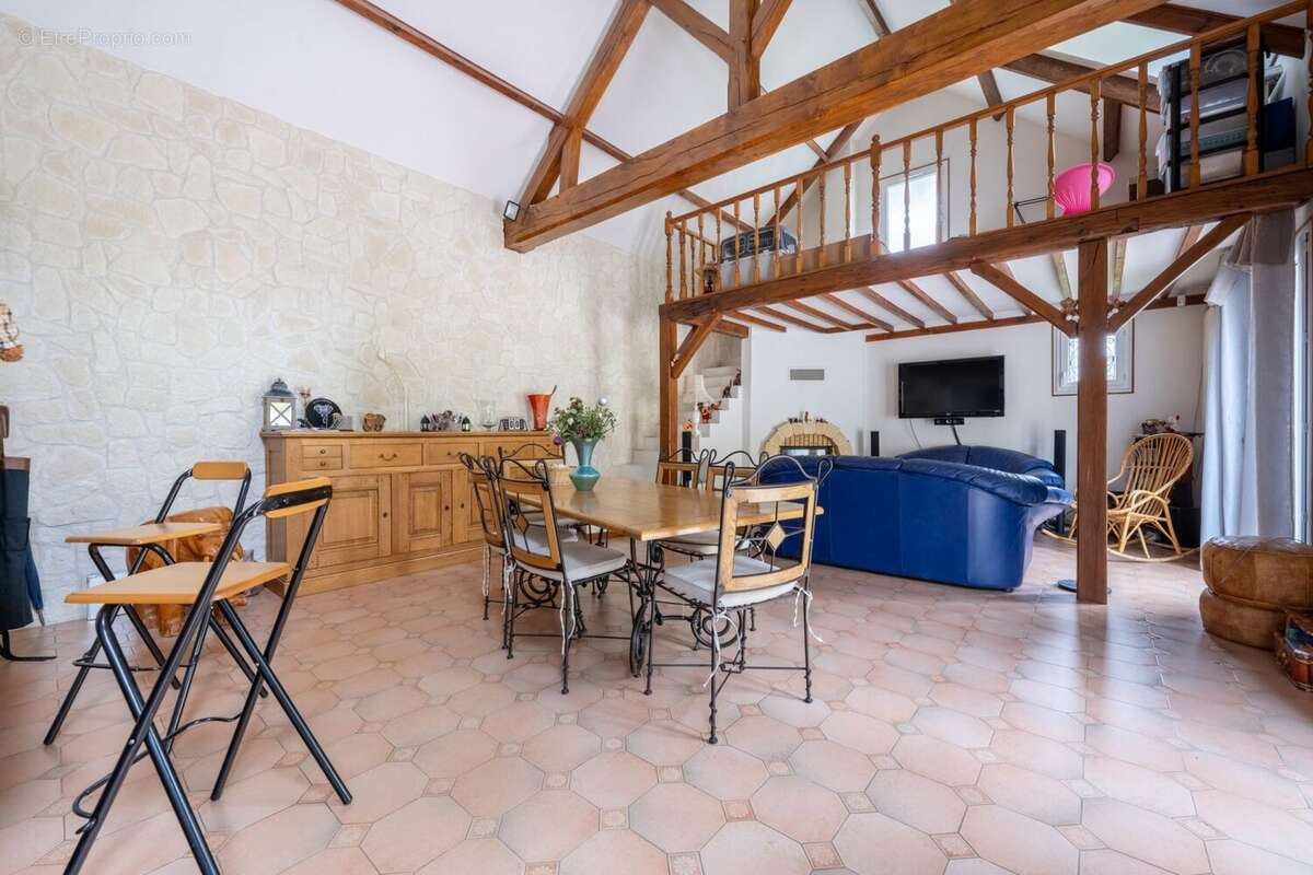 Maison à NEAUFLES-SAINT-MARTIN