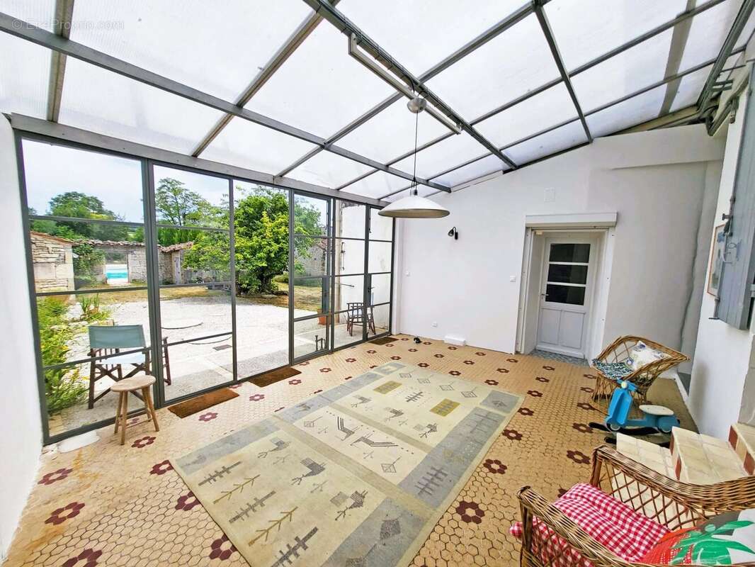 Maison à NEUVICQ-LE-CHATEAU