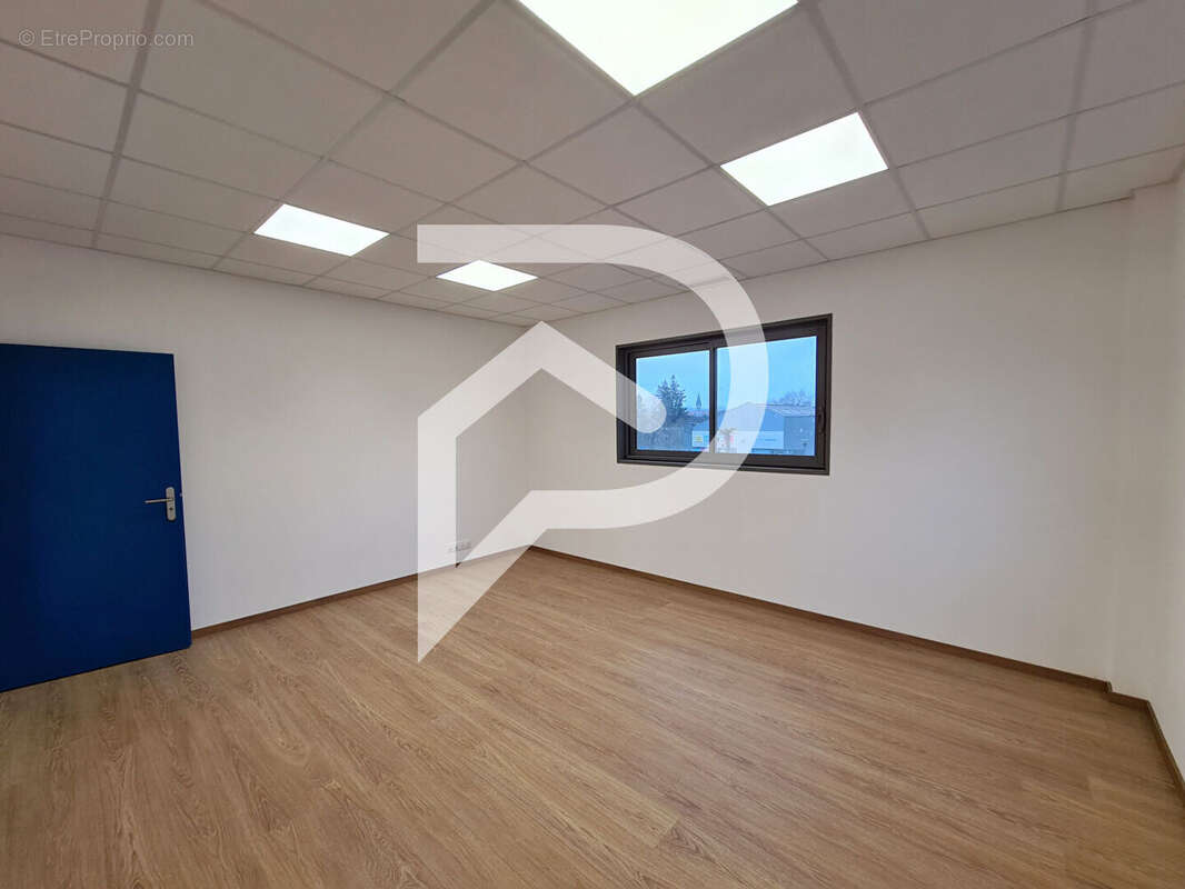 Local de 148 m² aménagé en bureaux centre Orthez - photo 4