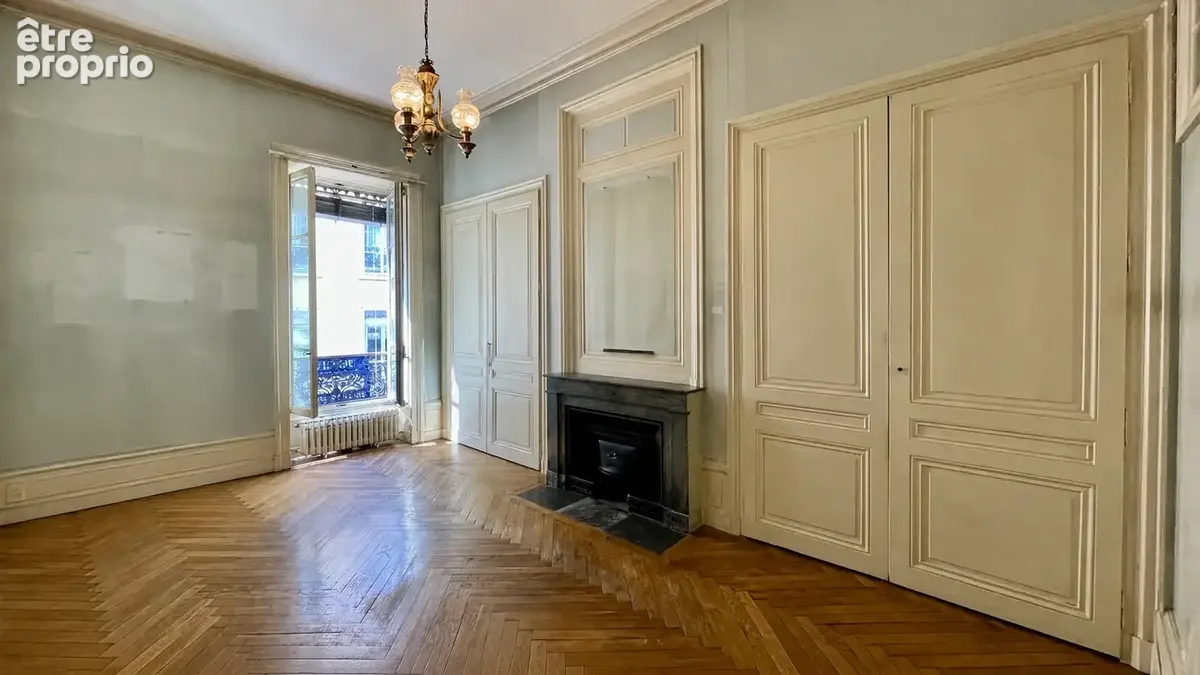 Appartement de caractère de 101 m2 au cœur des Terreaux / Charme de l'ancien et fort potentiel - photo 5