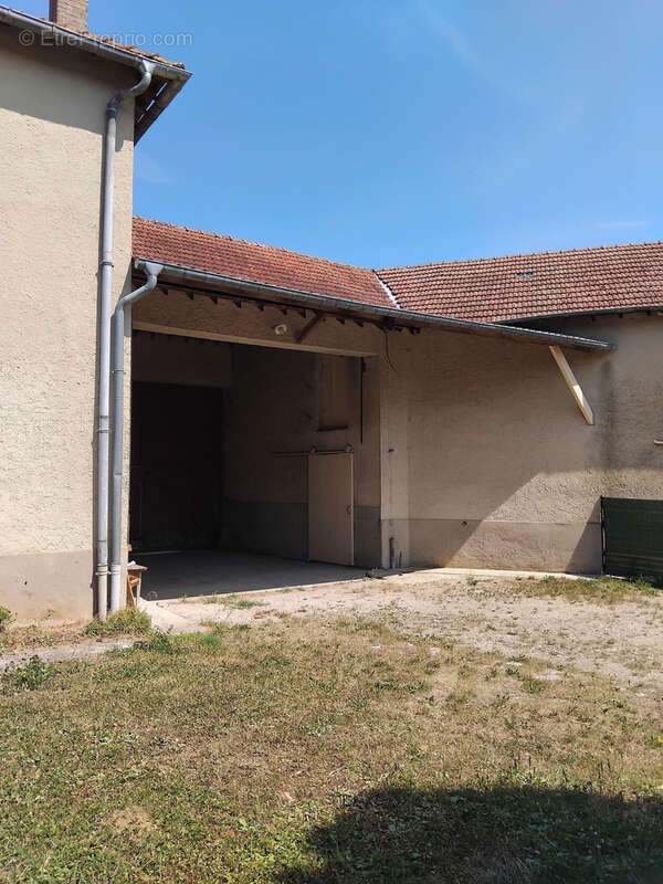 porche d'entrée avec porte de grange - Maison à LES HAUTS-DE-CHEE