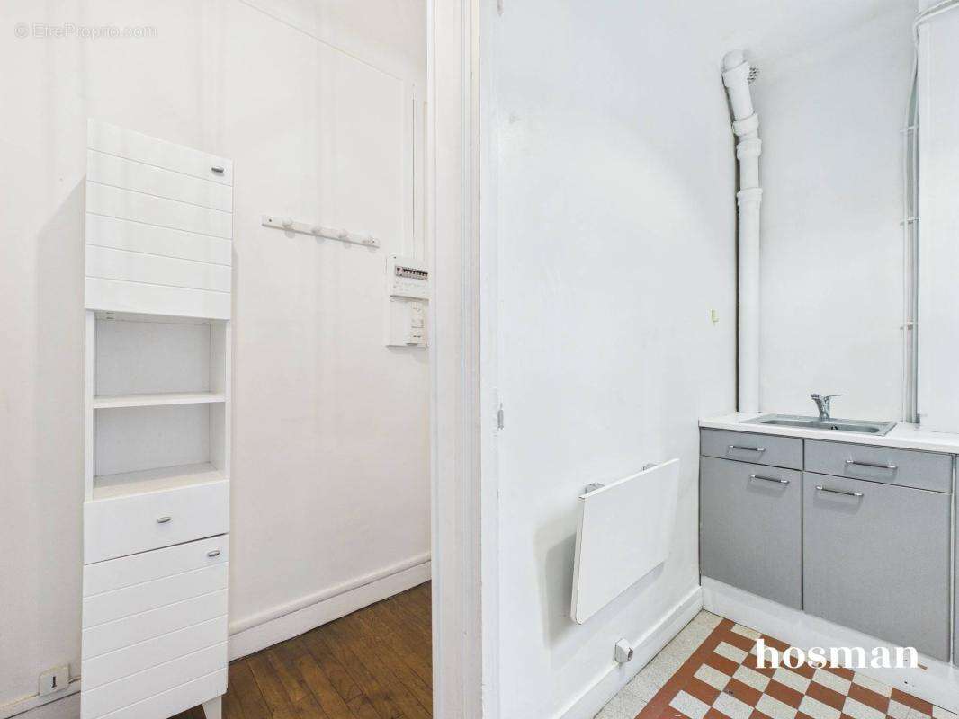 Studio avec cuisine séparée de 24 m² - avec ascenseur et cave - Rue Turgot, Paris 9ème - photo 4