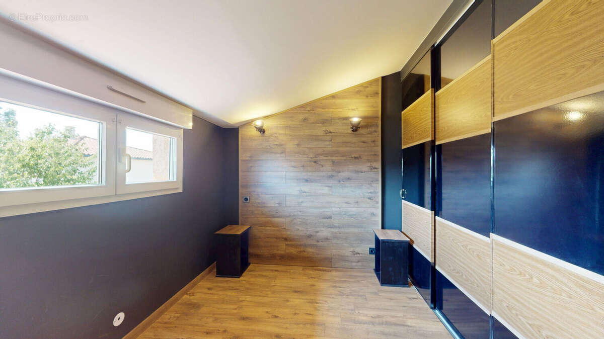 Maison T2 bis rénovée avec goût, jardinet, garage et buanderie - photo 2