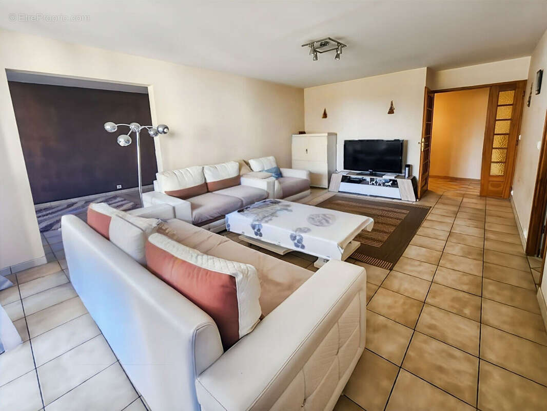 Appartement à SAVIGNY-LE-TEMPLE