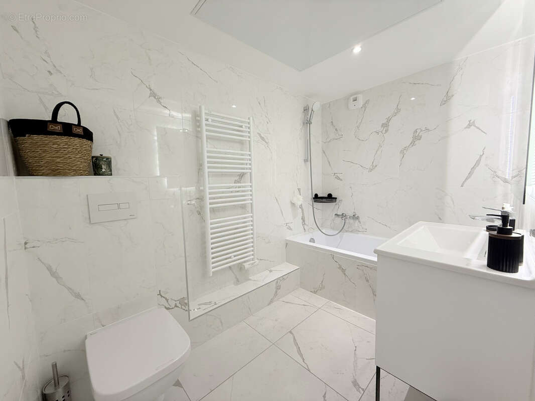 Appartement à SAINT-LAURENT-DU-VAR