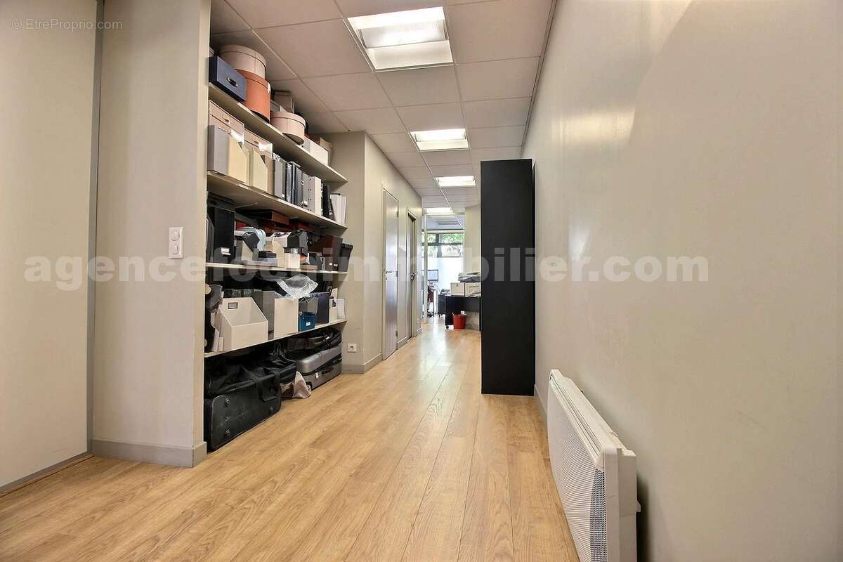 exposio_132234699 - Commerce à SAINT-MAUR-DES-FOSSES