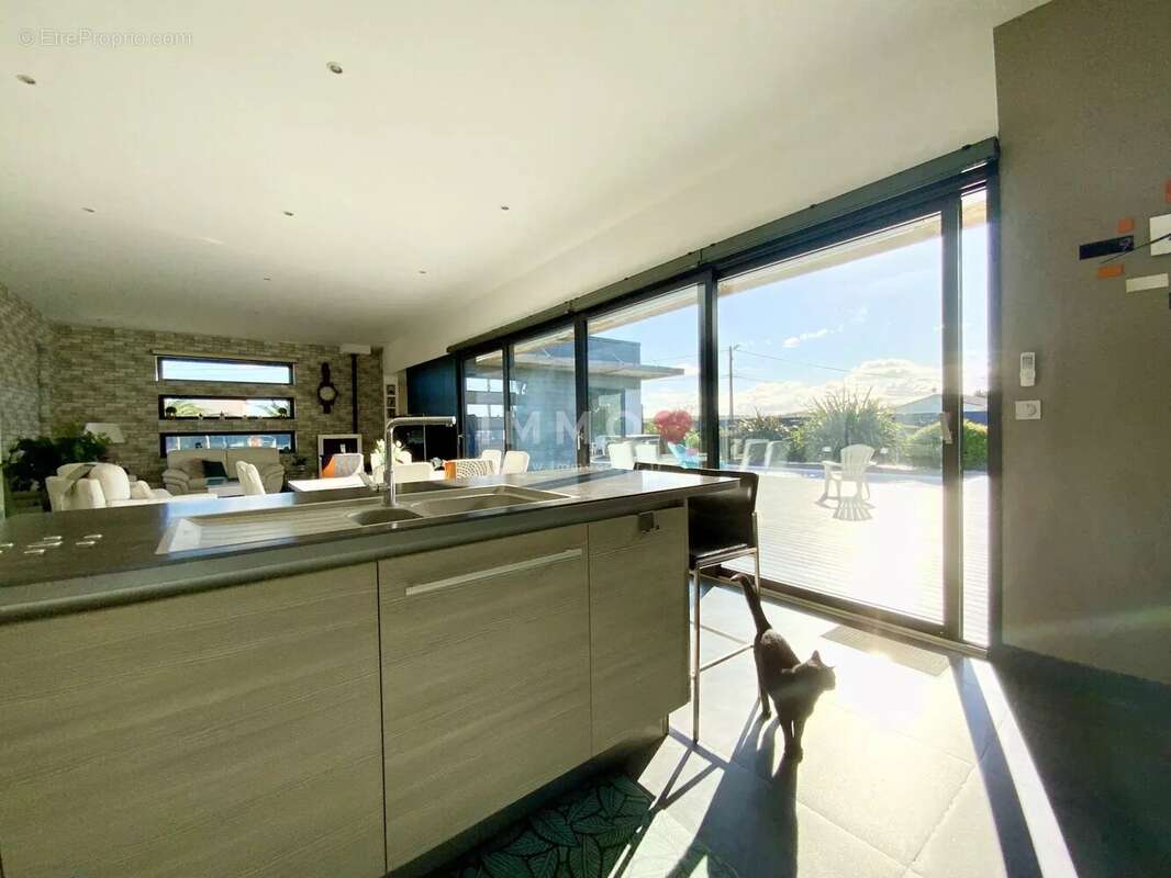 Maison contemporaine lumineuse avec piscine et jardin paysagé - photo 6