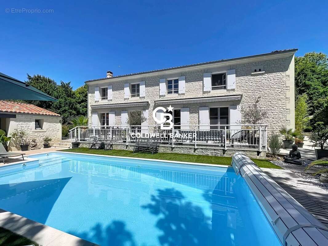 Maison familiale de charme avec piscine et dépendances à Saintes - photo 17