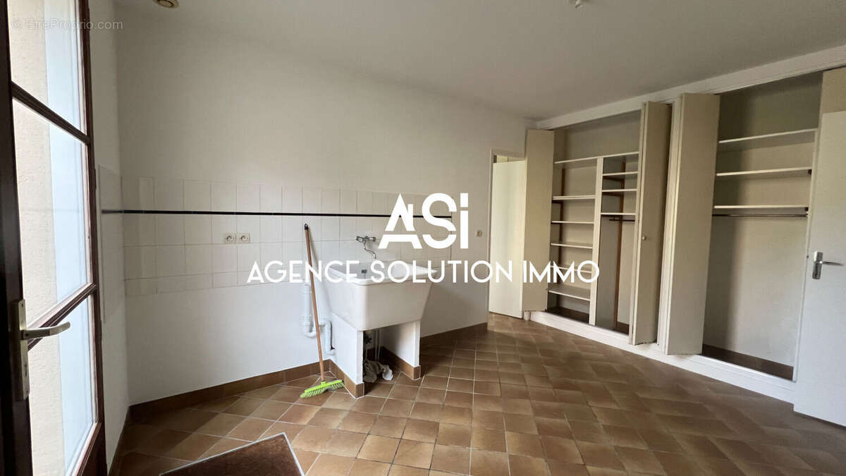 Maison à CRENNES-SUR-FRAUBEE